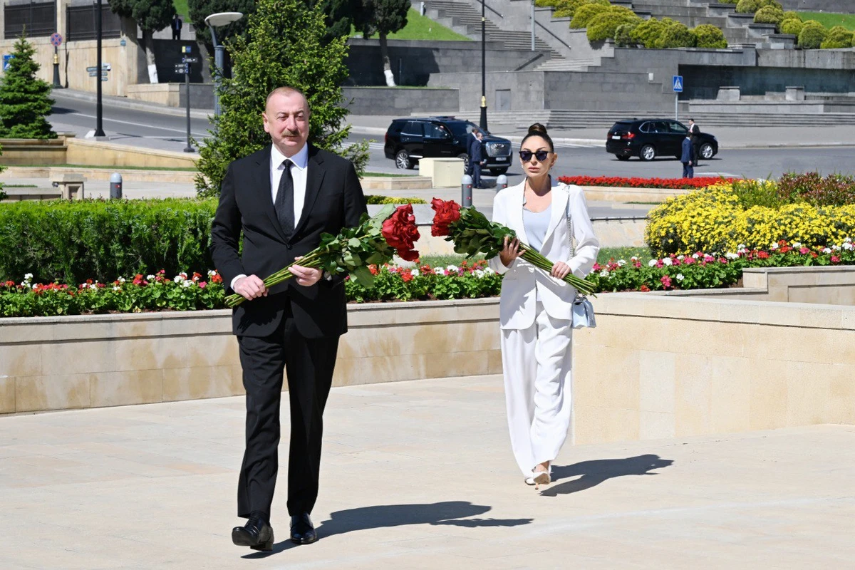 Prezident və birinci xanım faşizm üzərində Qələbə uğrunda həlak olan Azərbaycan övladlarının xatirəsini ehtiramla anıblar - FOTO