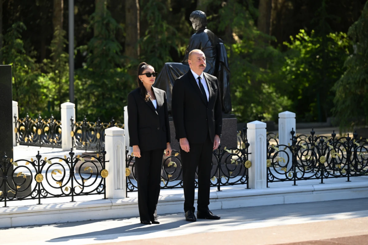 İlham Əliyev və xanımı Ulu Öndər Heydər Əliyevin Fəxri xiyabanda məzarını ziyarət ediblər - FOTO