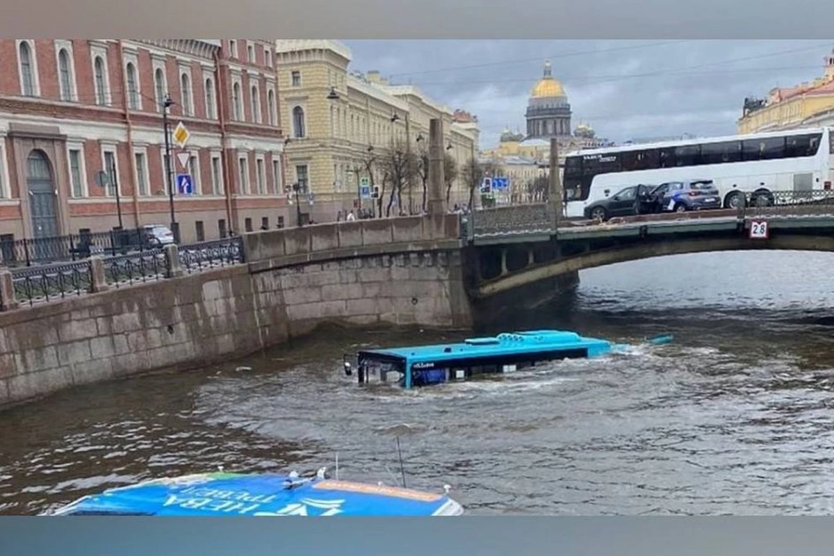 Автобус с людьми внутри упал с моста в реку в Санкт-Петербурге - ВИДЕО