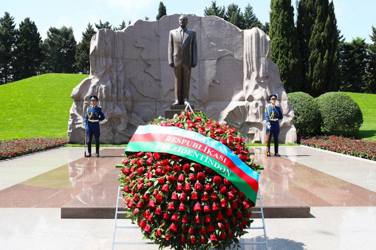 İqtisadiyyat Nazirliyinin kollektivi Heydər Əliyevin əziz xatirəsini yad edib - FOTO