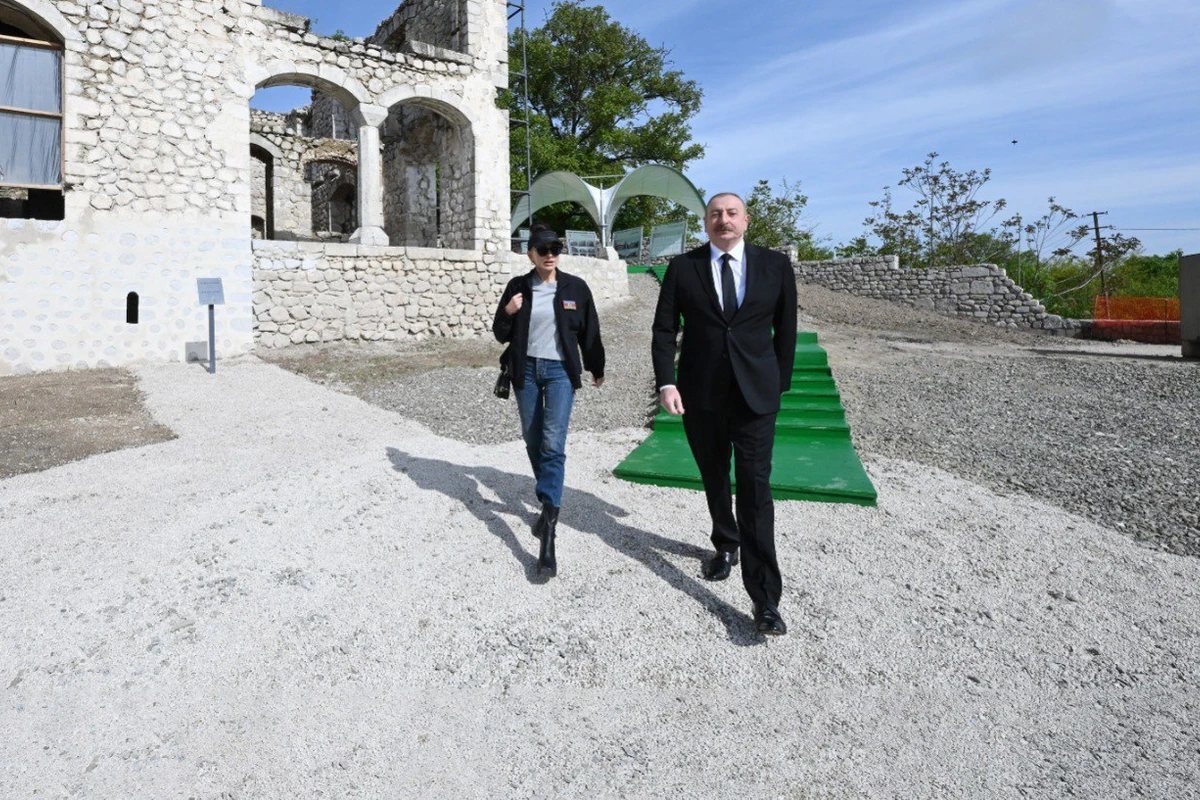 İlham Əliyev və Mehriban Əliyeva Çöl Qala məscidində aparılan bərpa işləri ilə tanış olublar - YENİLƏNİB + FOTO