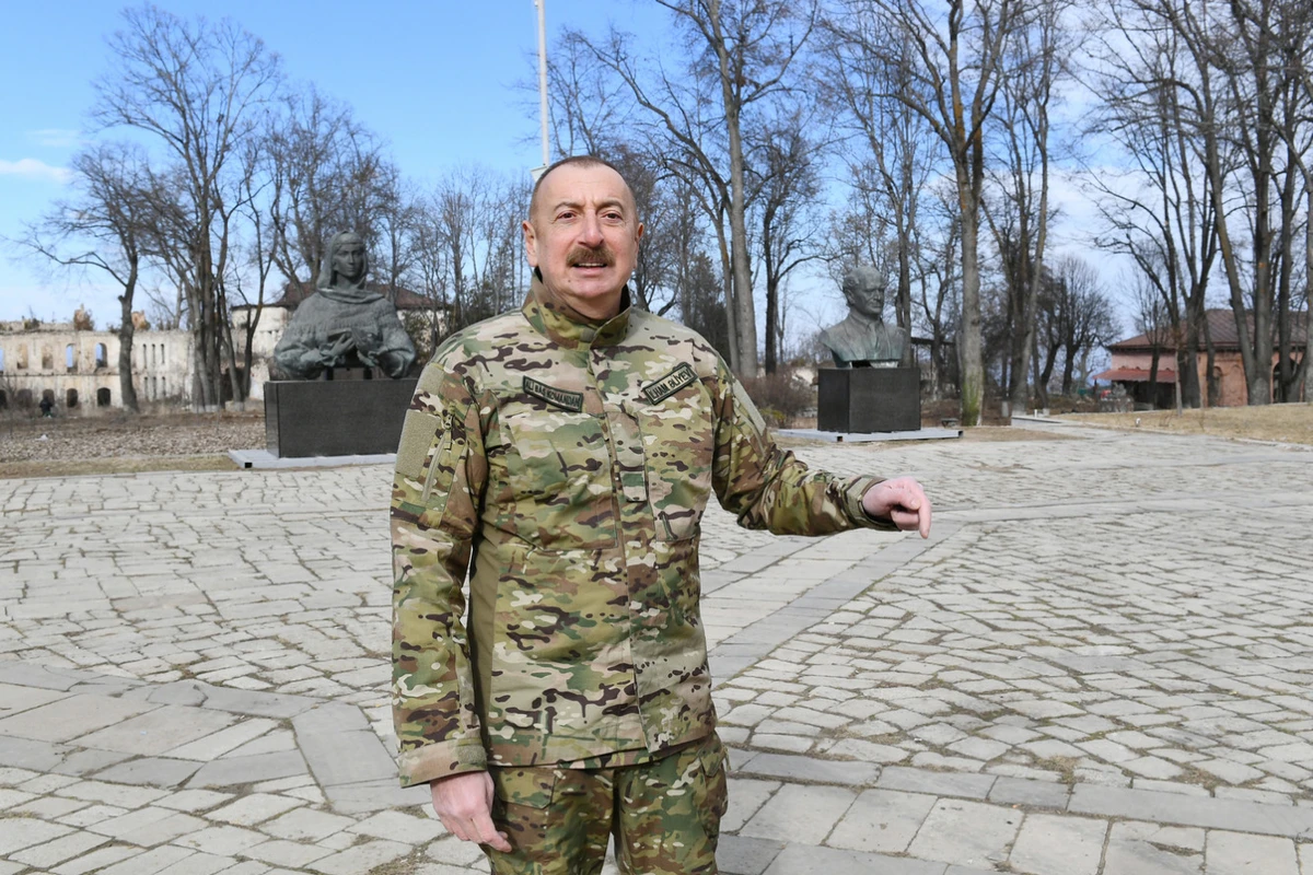 Президент на встрече с шушинцами рассказал о восстановлении исторических памятников в городе