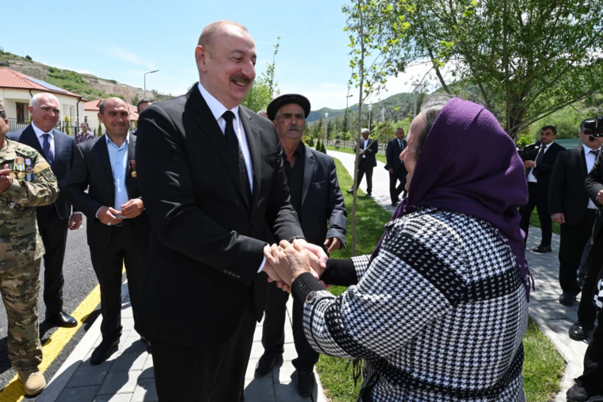 İlham Əliyev Laçın rayonunun Sus kəndinə köçmüş sakinlərlə görüşüb - YENİLƏNİB + FOTO