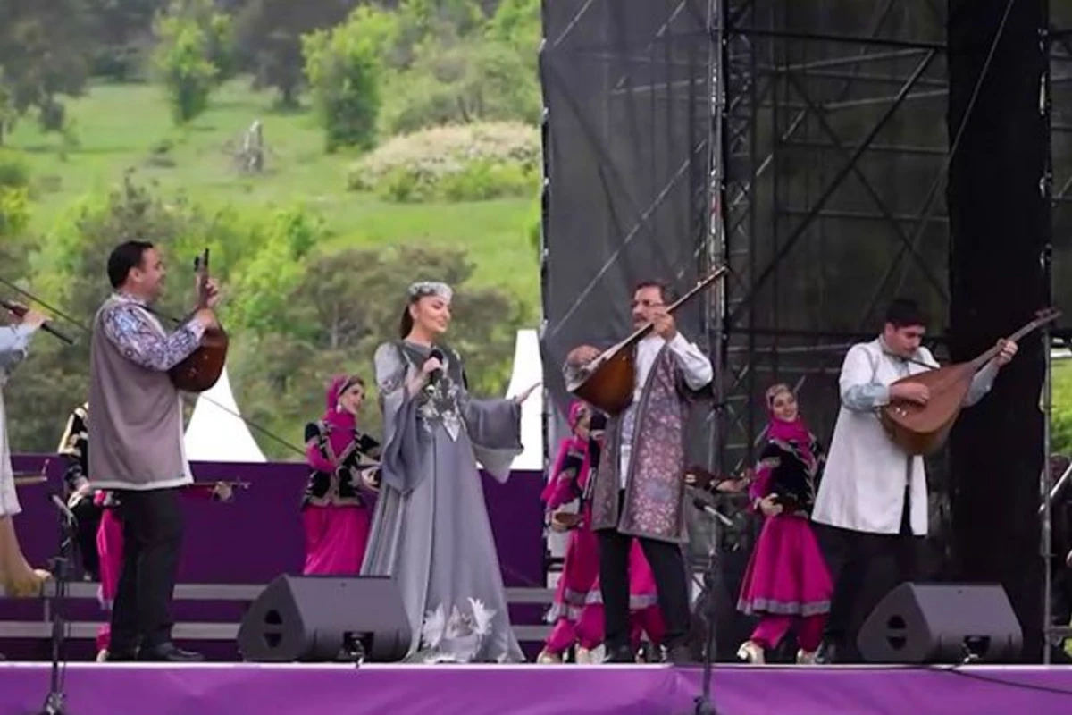 “Xarıbülbül” Festivalında maraqlı anlar - VİDEO “Xarıbülbül” Festivalında maraqlı anlar - VİDEO