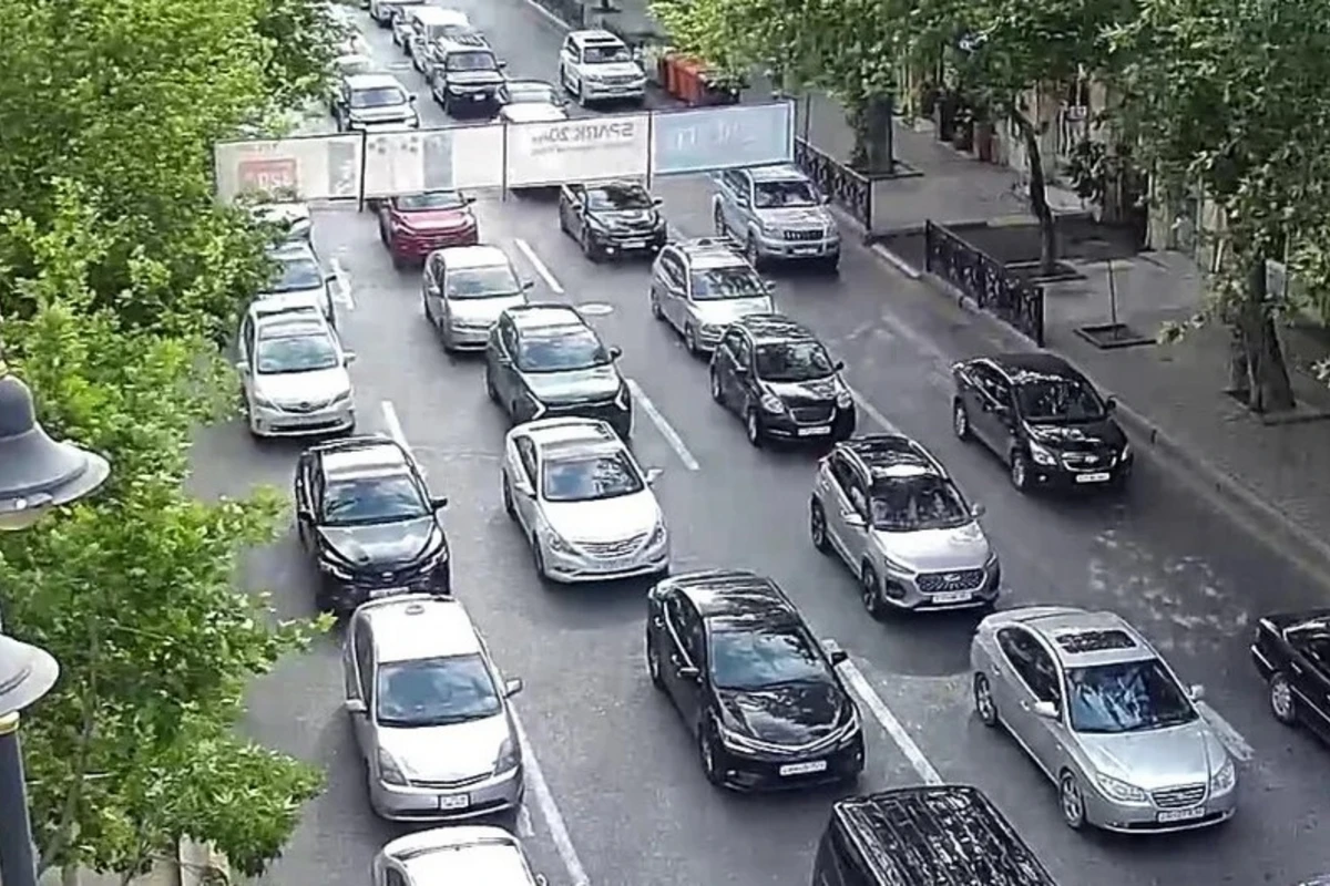 Bakının bu yollarında tıxac yaranıb - SİYAHI