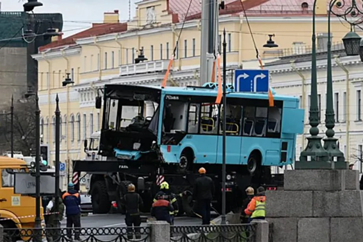 Sankt-Peterburqda çaya düşən avtobusla bağlı daha bir nəfər saxlanılıb
