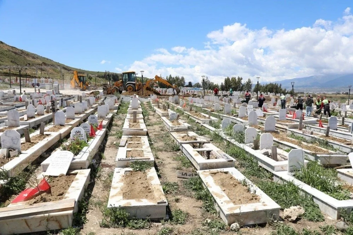Güclü yağışdan dağılan zəlzələ qurbanlarının məzarları... - FOTO