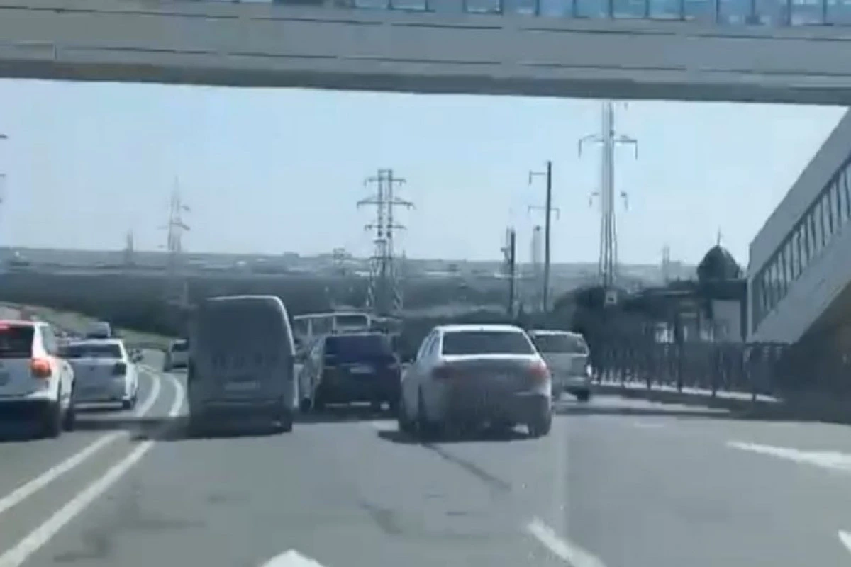 Bakıda yarışa çıxan sürücüləri polis saxladı - 2 illik CƏZA VERİLDİ - VİDEO Bakıda yarışa çıxan sürücüləri polis saxladı - 2 illik CƏZA VERİLDİ - VİDEO