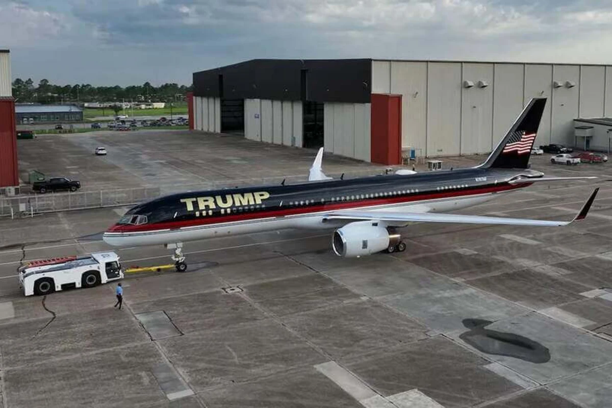 Reuters: Trampın Boeingi Florida hava limanında digər təyyarə ilə toqquşub