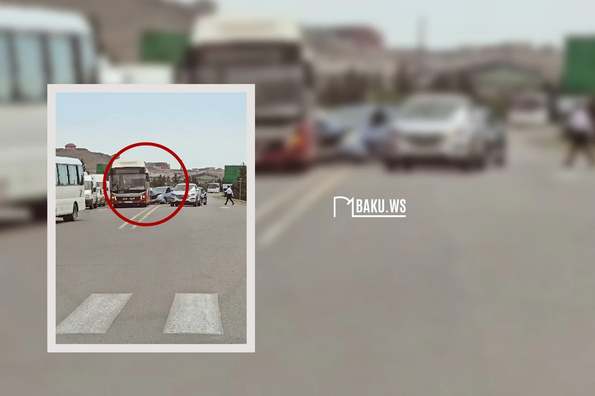 ДТП возле ТЦ Садарак: столкнулись Prius и BakuBus - ВИДЕО