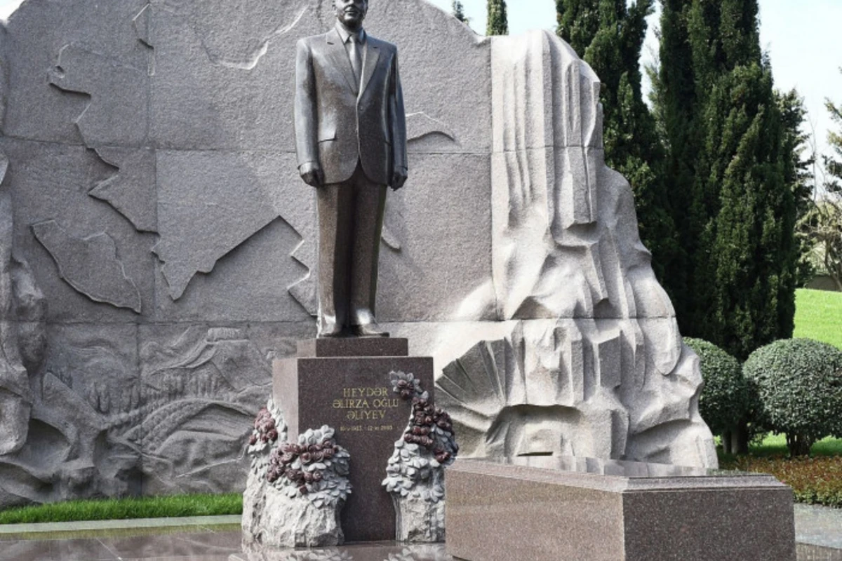 Aleksandr Lukaşenko Ulu Öndər Heydər Əliyevin məzarını ziyarət edib