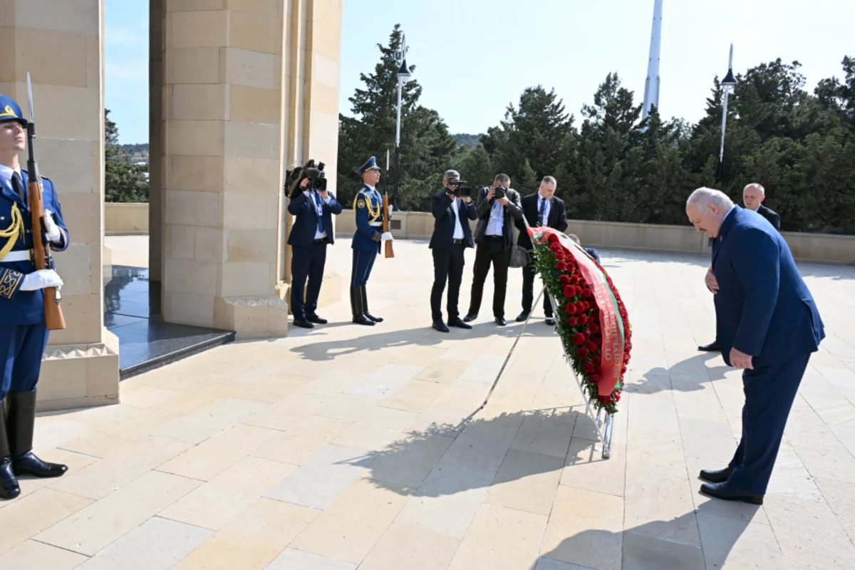 Belarus Prezidenti Aleksandr Lukaşenko Bakıda şəhidlərin xatirəsini anıb - FOTO