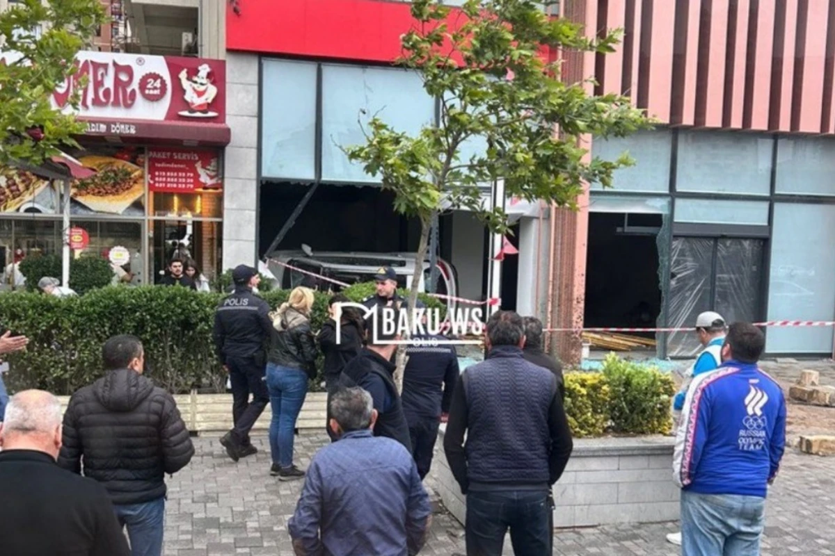 Bakıda mağazaya girən maşın aşdı - FOTO/VIDEO