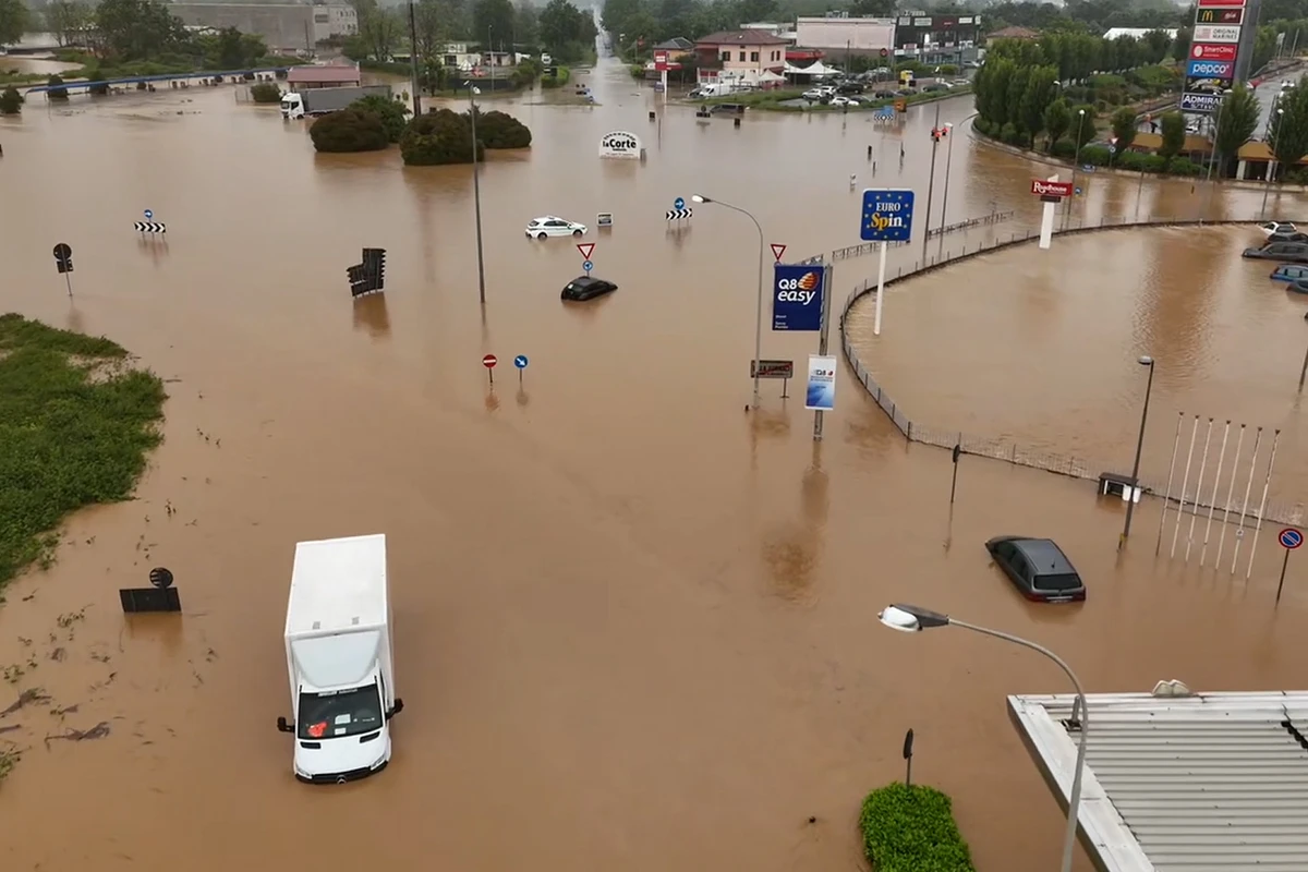 İtaliyada yağış və sel həyatı iflic etdi - VİDEO