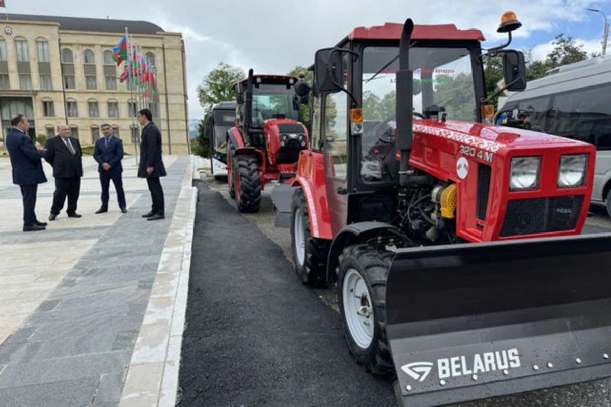 Aleksandr Lukaşenko Şuşaya traktor bağışlayıb - FOTO