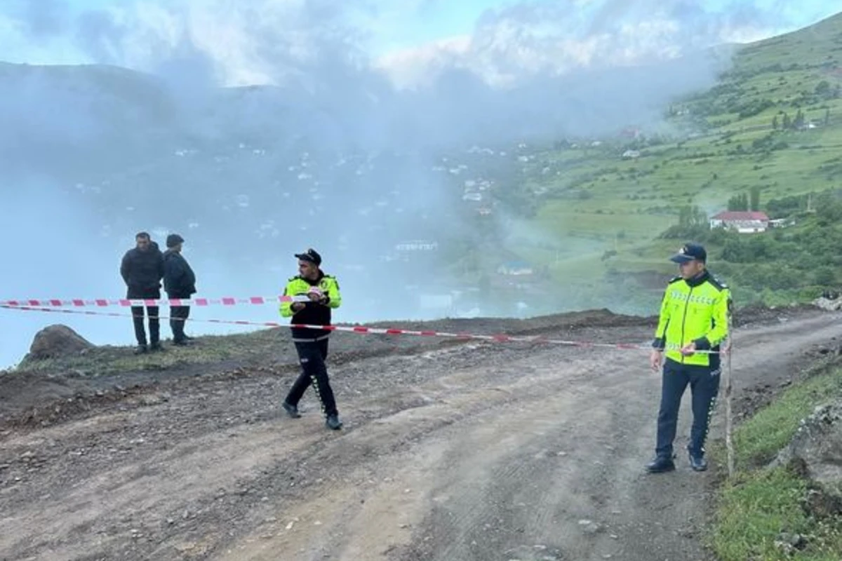 Lerikdə dağ uçqunu: Kəndə gedən yol bağlandı - FOTO