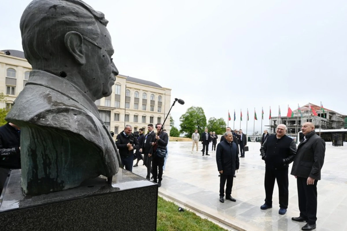 Azərbaycan və Belarus prezidentləri Şuşada işğal dövründə gülləbaran edilmiş heykəllərə baxıblar - YENİLƏNİB - FOTO