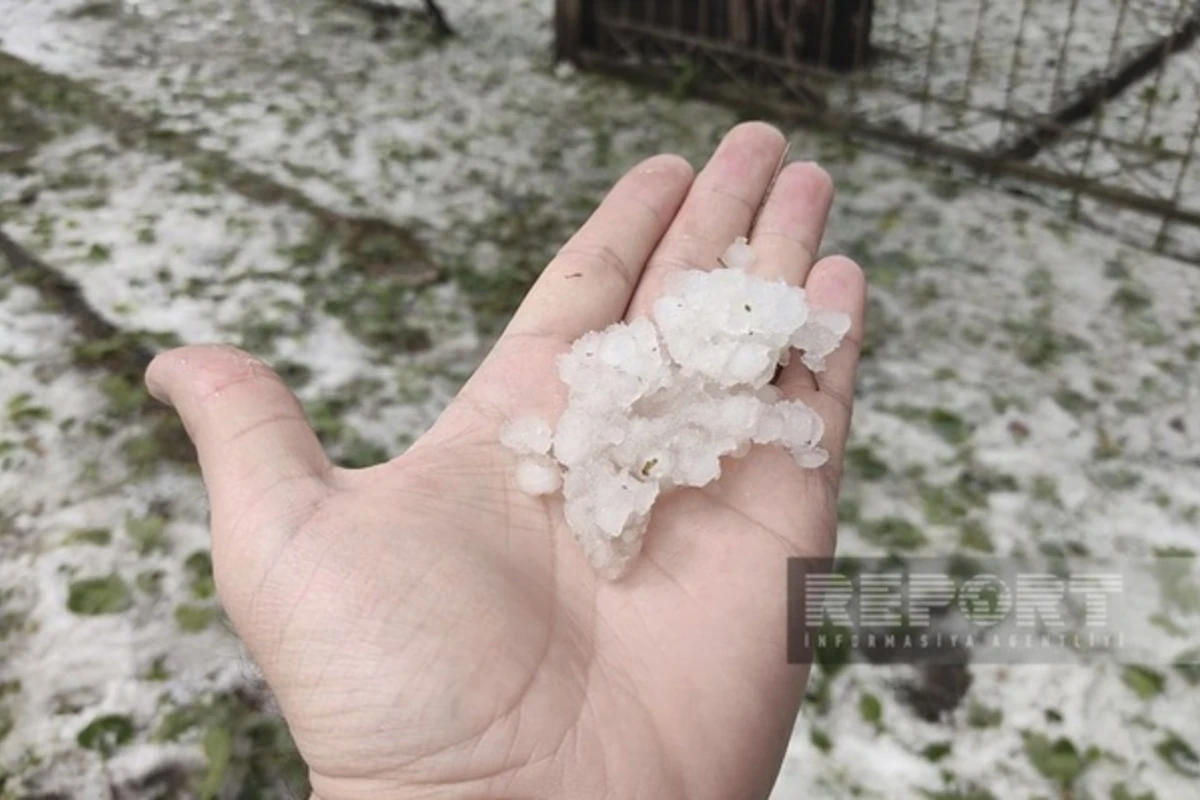 Qaxa dolu yağıb, yağış suları həyətlərə dolub