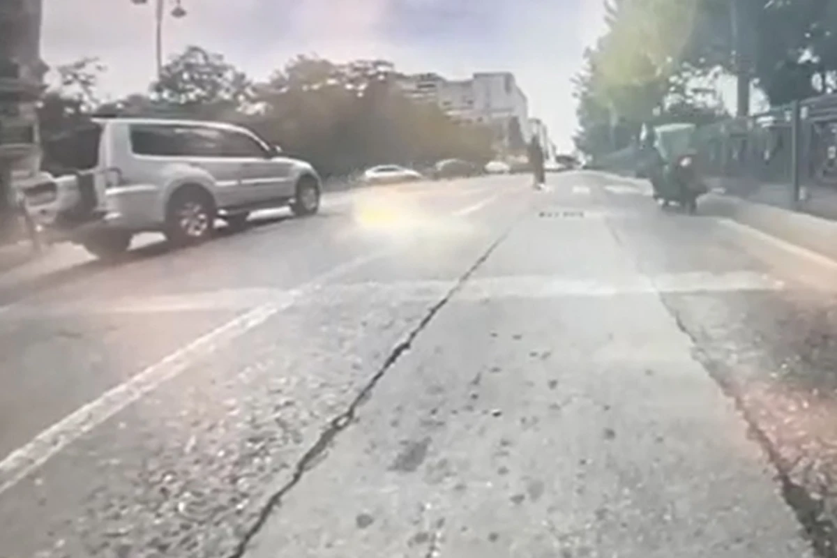 Bakıda motosiklet piyadanı piyada keçidində vurdu - VİDEO