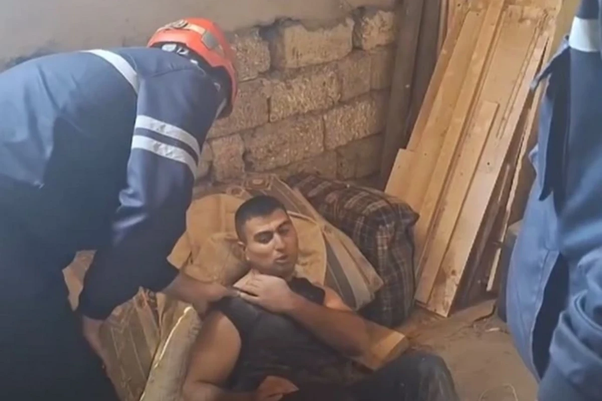 Pəncərədən yıxılıb xəsarətlər alan şəxs xilas olundu - VİDEO