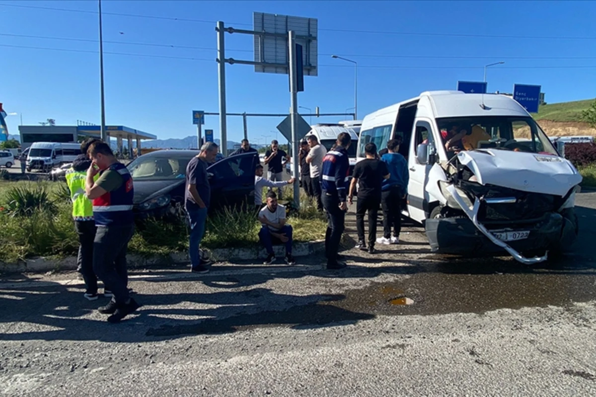Türkiyədə servis avtobusu ilə minik maşını toqquşdu - 10 NƏFƏR YARALANDI