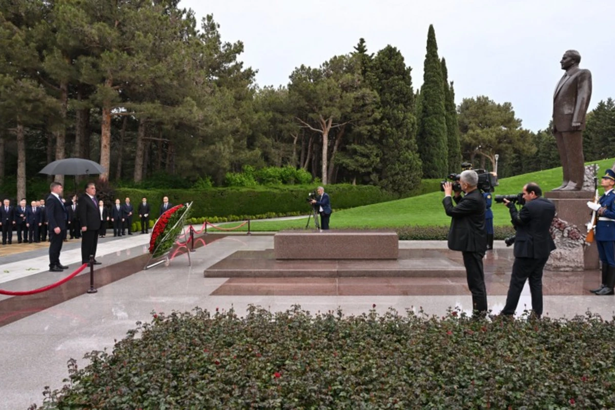 Tacikistan Prezidenti Fəxri xiyabanda Ulu Öndərin məzarını ziyarət edib - FOTO