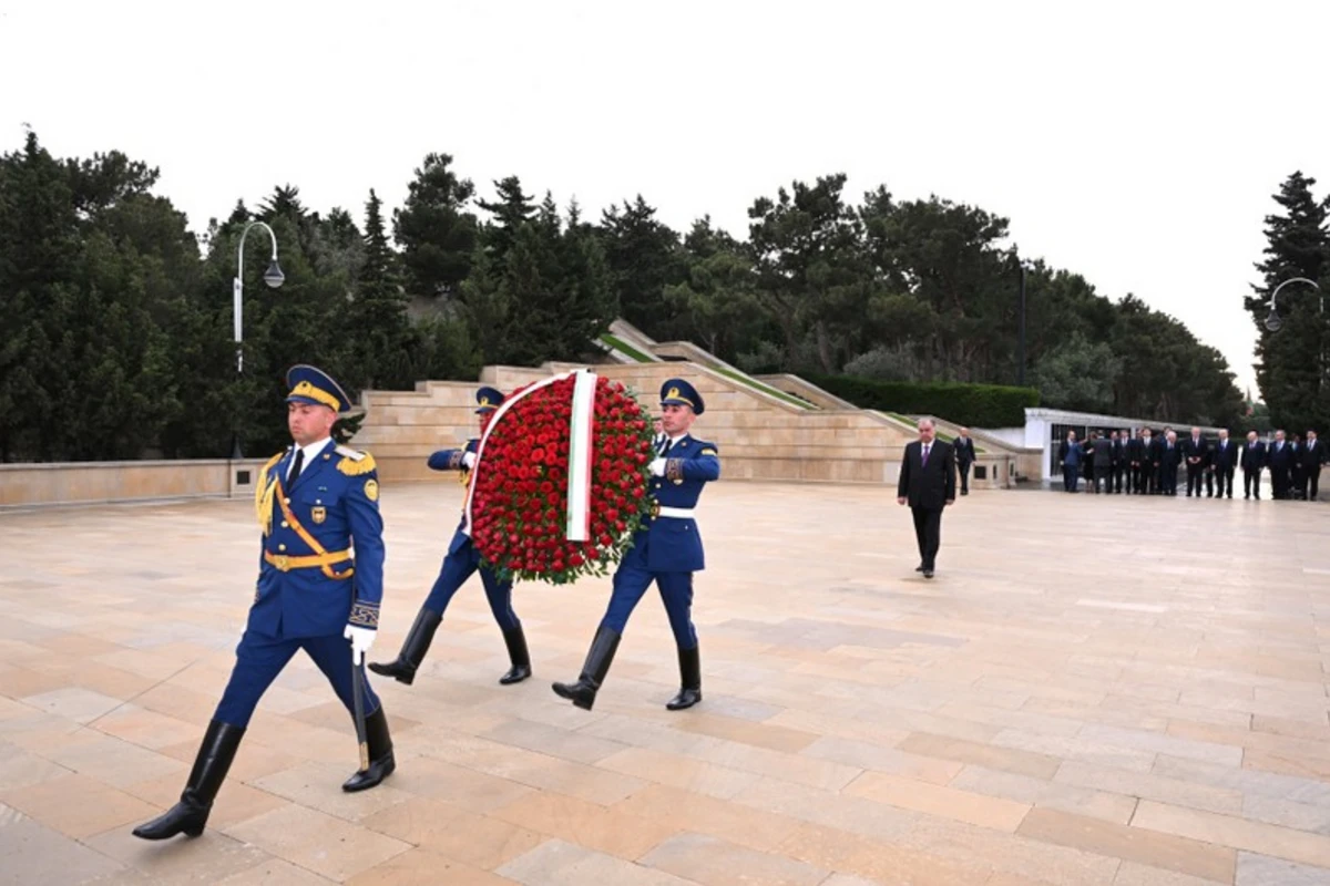 Президент Таджикистана Эмомали Рахмон посетил Аллею шехидов - ФОТО