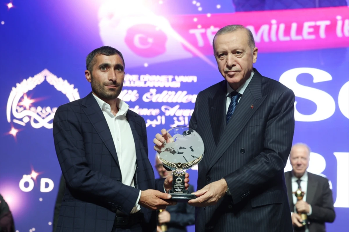 Ərdoğan Sərvəri mükafatlandırıb - FOTO Ərdoğan Sərvəri mükafatlandırıb - FOTO