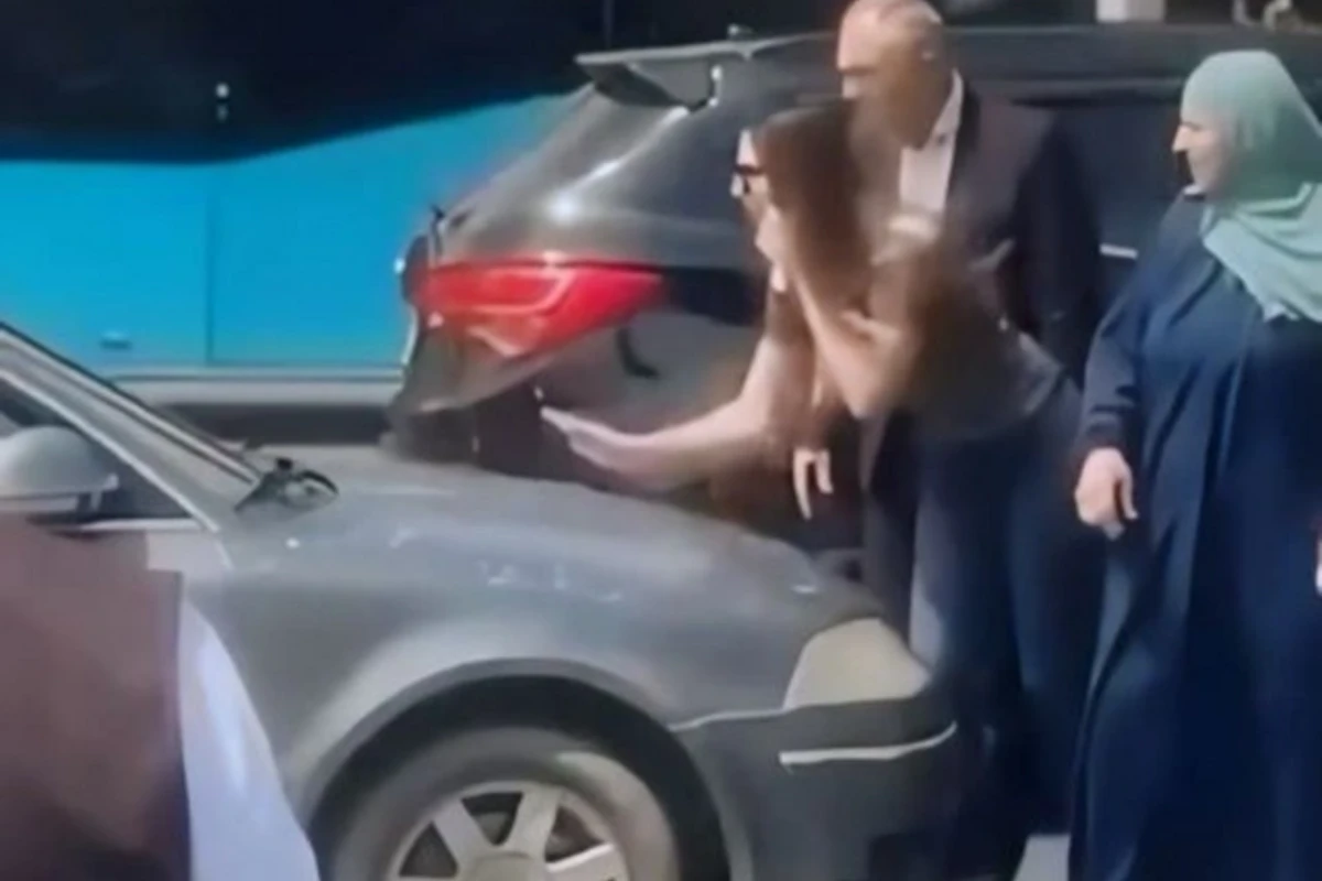 Bakıda yolda özbaşınalıq: Qadın maşının qarşısını kəsib yumruq atdı - VİDEO