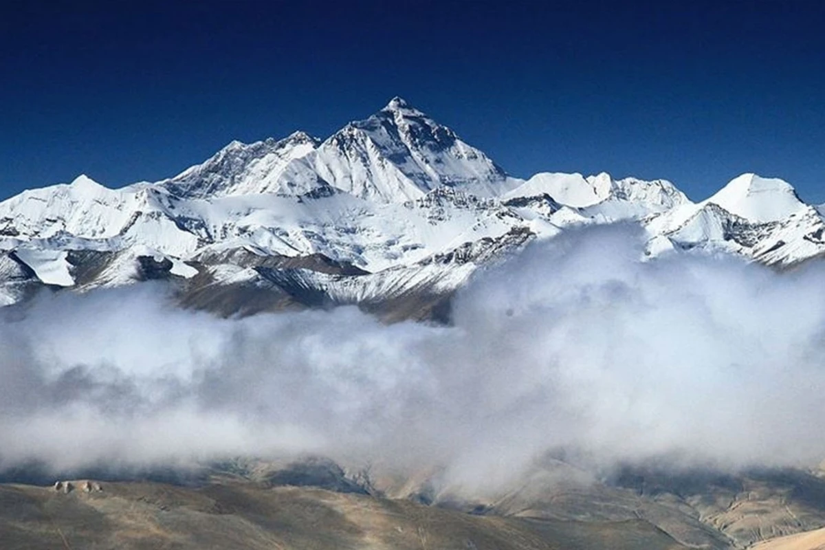 Everest zirvəsində nepallı alpinistin meyiti tapıldı