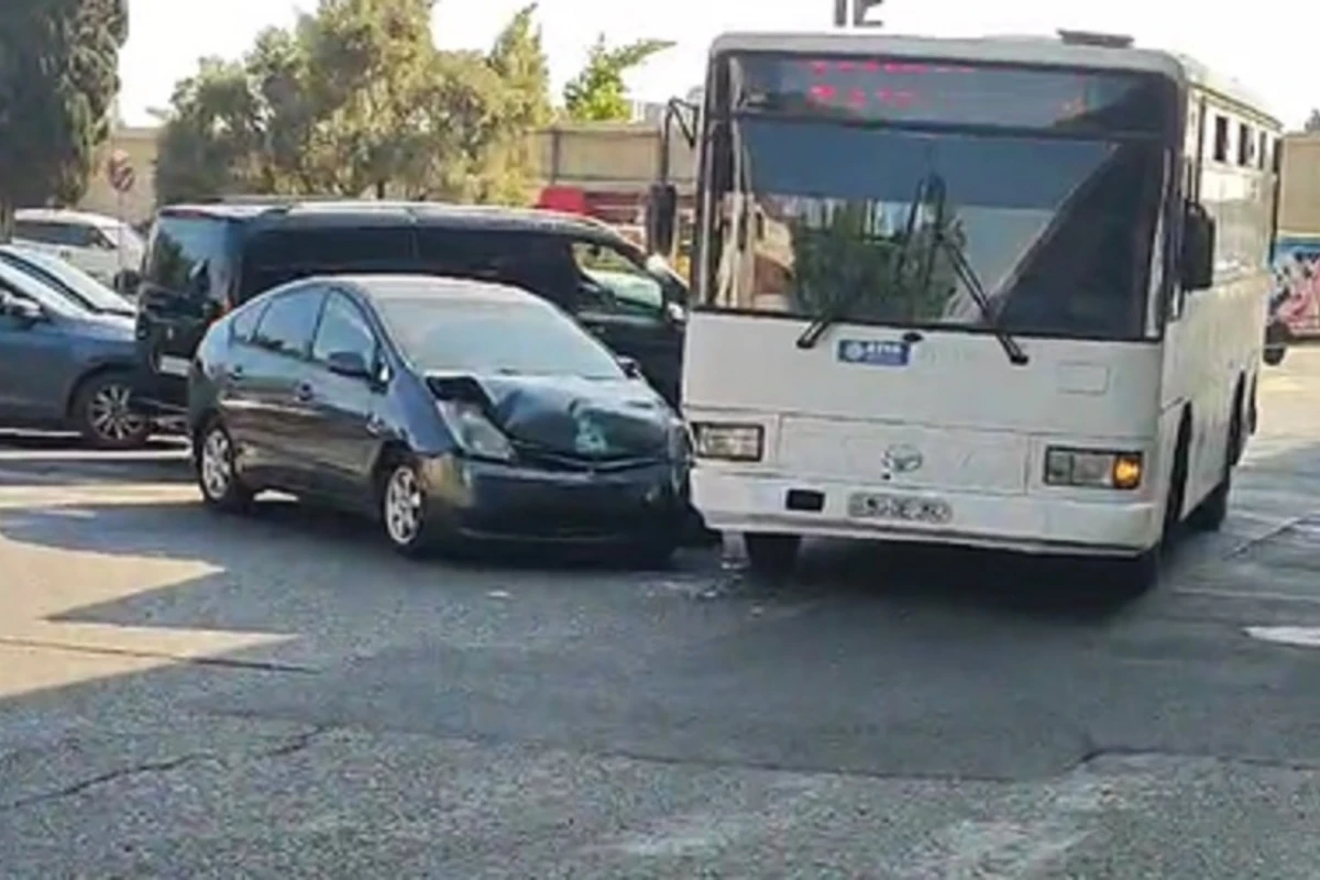Bakıda “Prius” avtobusa çırpıldı - VİDEO