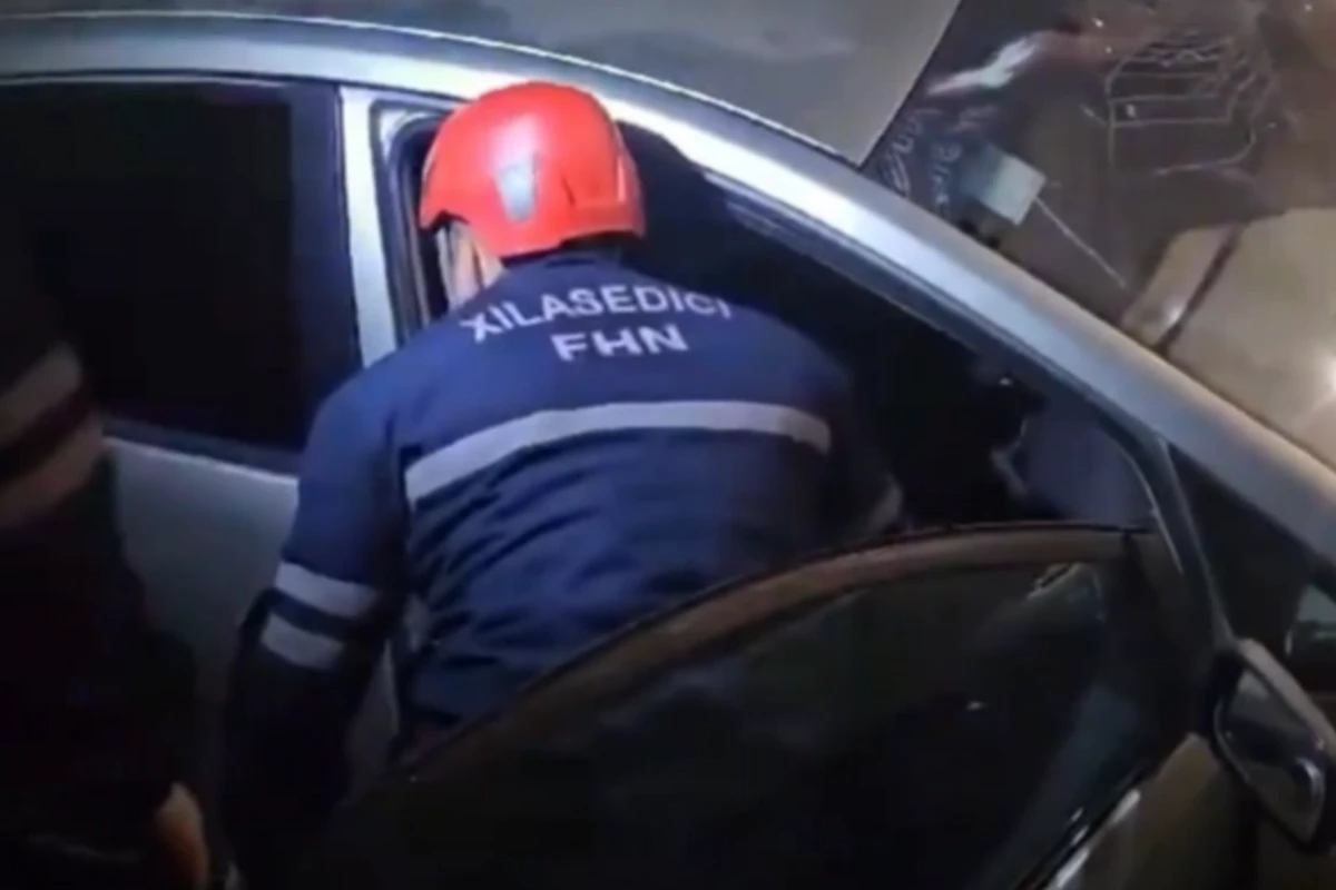 Bakıda avtomobil divara çırpıldı: Maşında sıxılı vəziyyətdə qalan sürücü xilas edildi - VİDEO