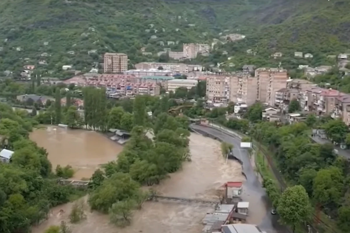 Ermənistanda yollar, körpülər, evlər, elektrik xətləri və qaz kəmərləri su altında qalıb - VİDEO