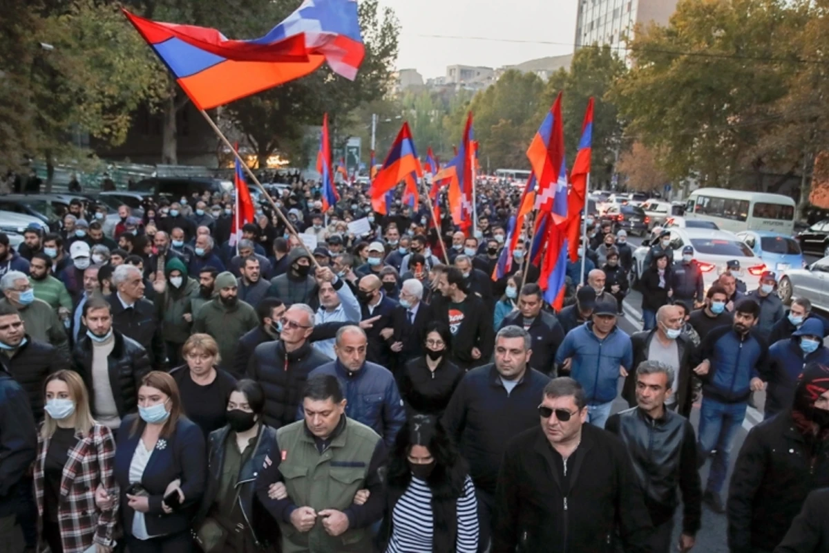 Ermənistanda aksiya: 48 küçə bağlanıb, 300 nəfər saxlanılıb