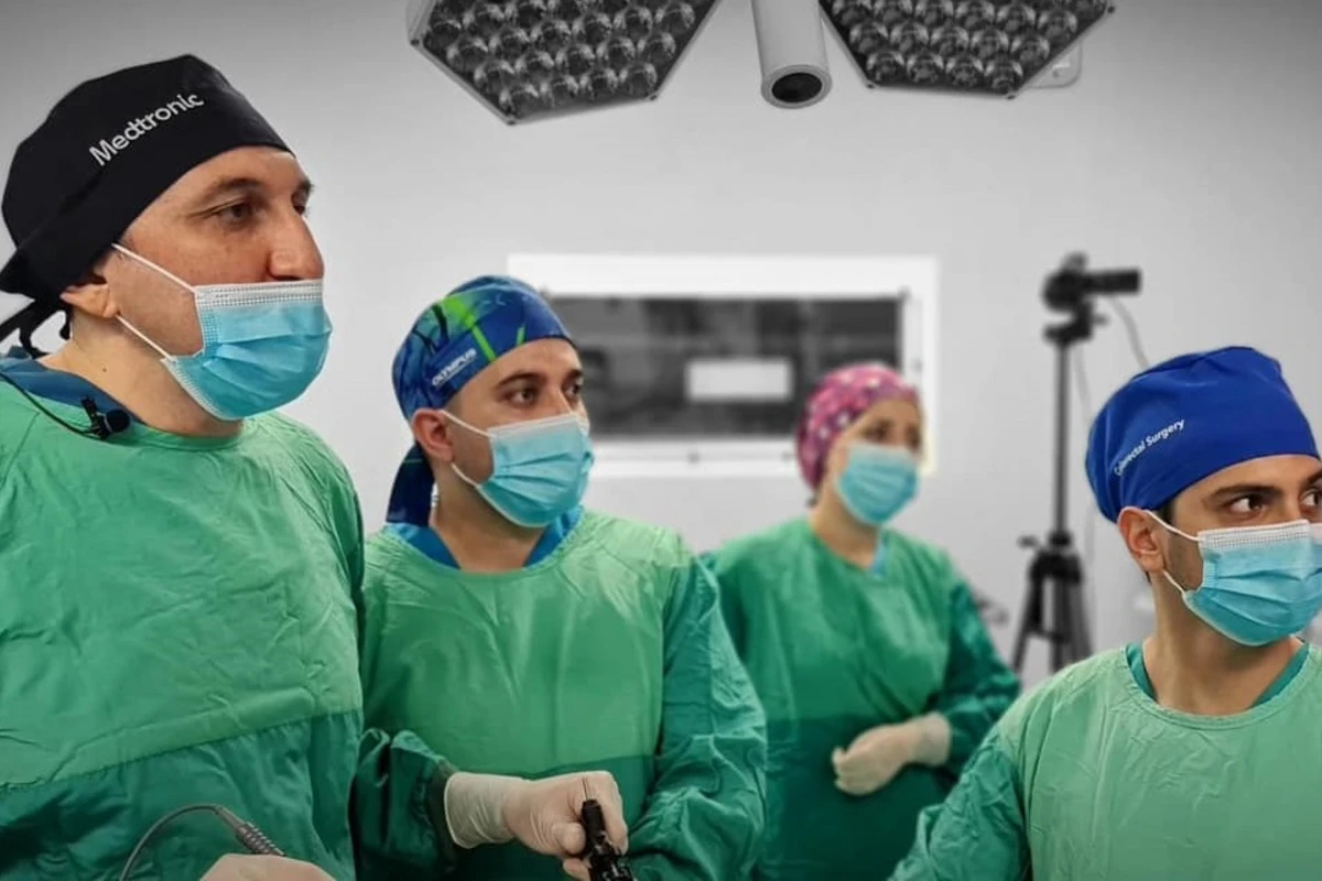 Dövlət xəstəxanasında unikal hadisə - Cərrahi əməliyyat canlı yayımlanıb - FOTO