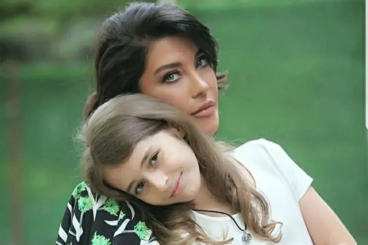 Tanınmış model 16 yaşlı qızı tərəfindən döyüldü - FOTO