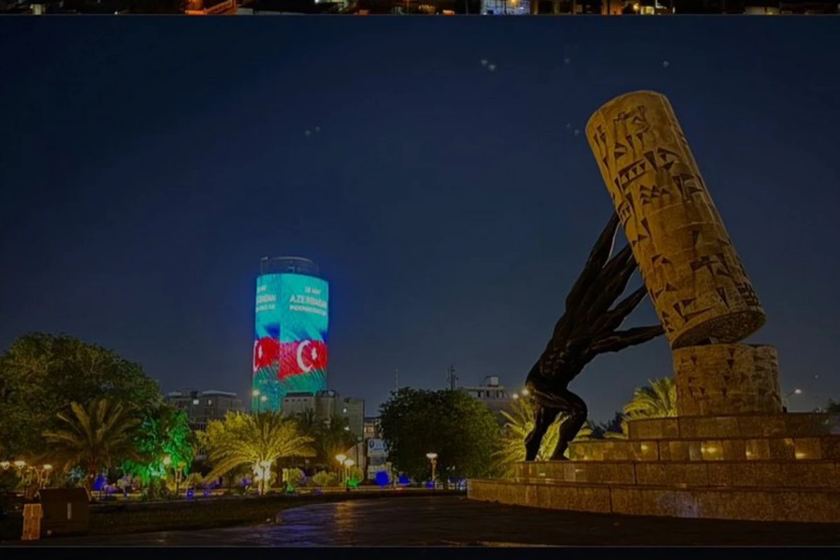 Bağdadın ən hündür binalarından biri Azərbaycan bayrağı ilə işıqlandırıldı - FOTO