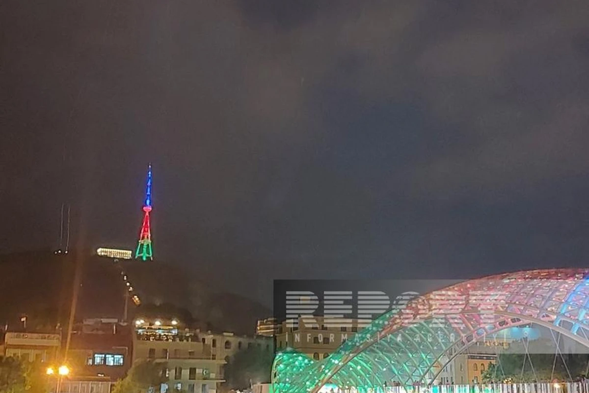 Tbilisinin televiziya qülləsi Azərbaycan bayrağının rəngləri ilə işıqlandırılıb - FOTO Tbilisinin televiziya qülləsi Azərbaycan bayrağının rəngləri ilə işıqlandırılıb - FOTO