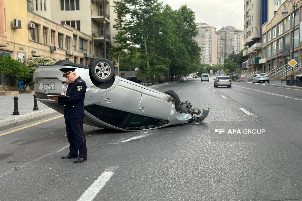 Bakıda telefona baxan sürücü avtomobili aşırıb, xəsarət alan var - FOTO