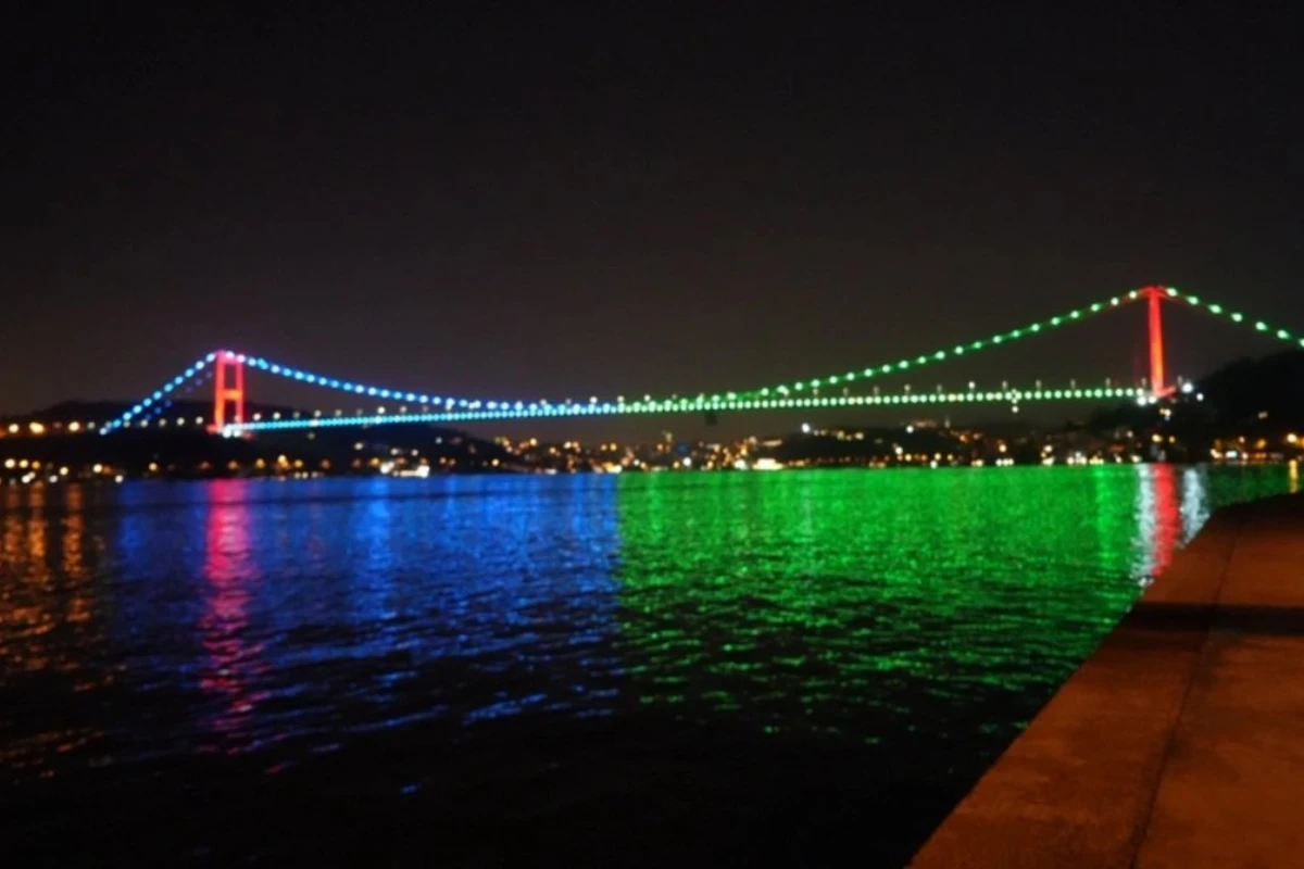 İstanbulun körpüləri Azərbaycan bayrağının rənglərinə büründü - FOTO