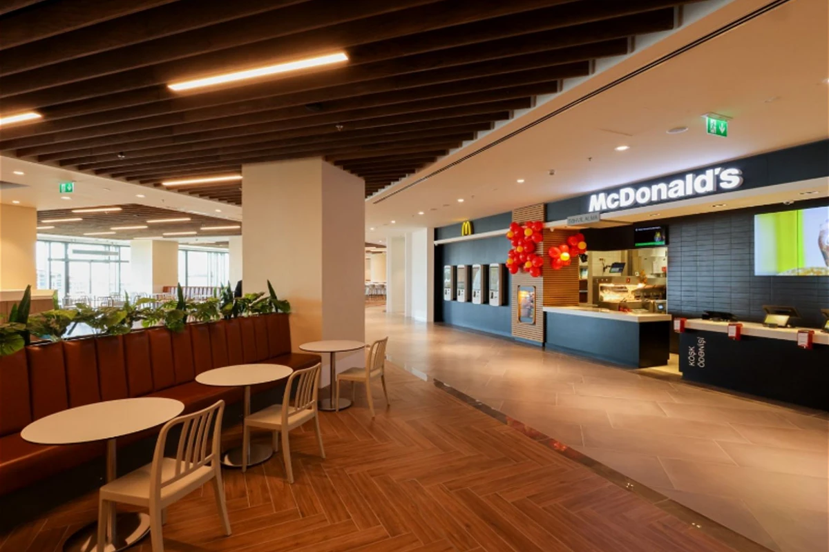 “Crescent Mall”da yeni “McDonald's” restoranının açılışı olub - FOTO “Crescent Mall”da yeni “McDonald's” restoranının açılışı olub - FOTO