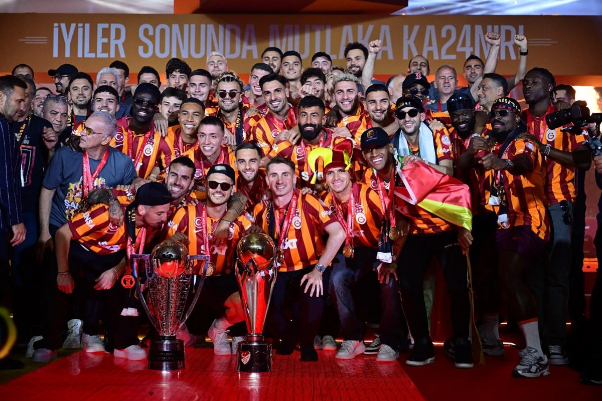 Qalatasarayda ilk ayrılıq - Komanda yoldaşı açıqladı - FOTO