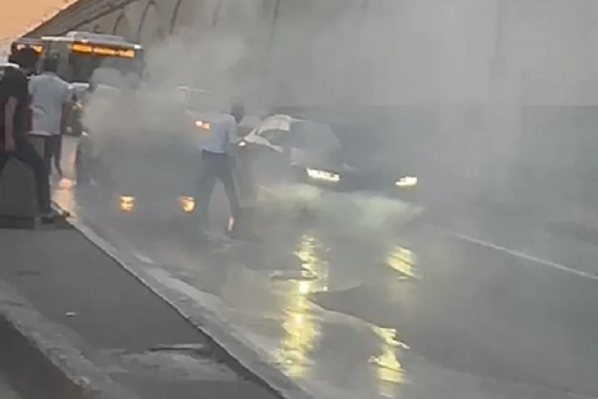 Bakıda “Mercedes” yandı - VİDEO