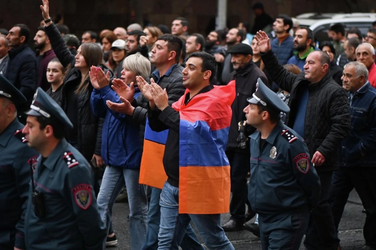 İrəvanın mərkəzində müxalifətin yürüşü başlayıb