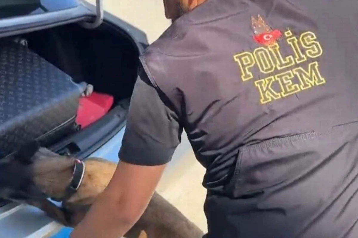 Avtomobildəki çamadandan 5 kiloqrama yaxın narkotik tapıldı - FOTO