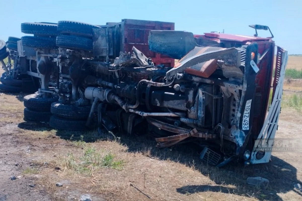 Kürdəmirdə “KamAZ” aşıb, ölən var - FOTO