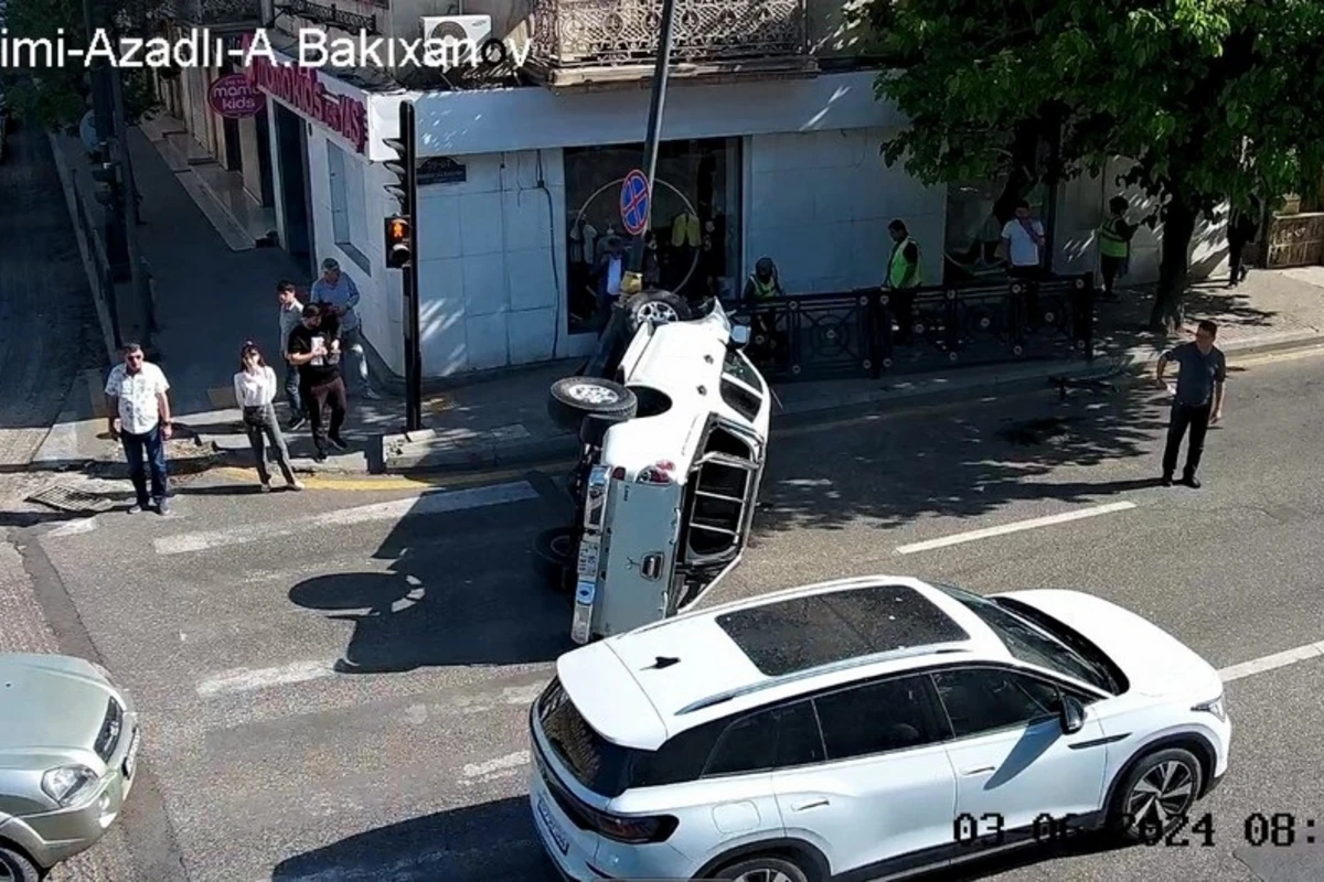 Bakıda ağır qəza: Pikapın aşması tıxaca səbəb oldu - YENİLƏNİB - VİDEO Bakıda ağır qəza: Pikapın aşması tıxaca səbəb oldu - YENİLƏNİB - VİDEO