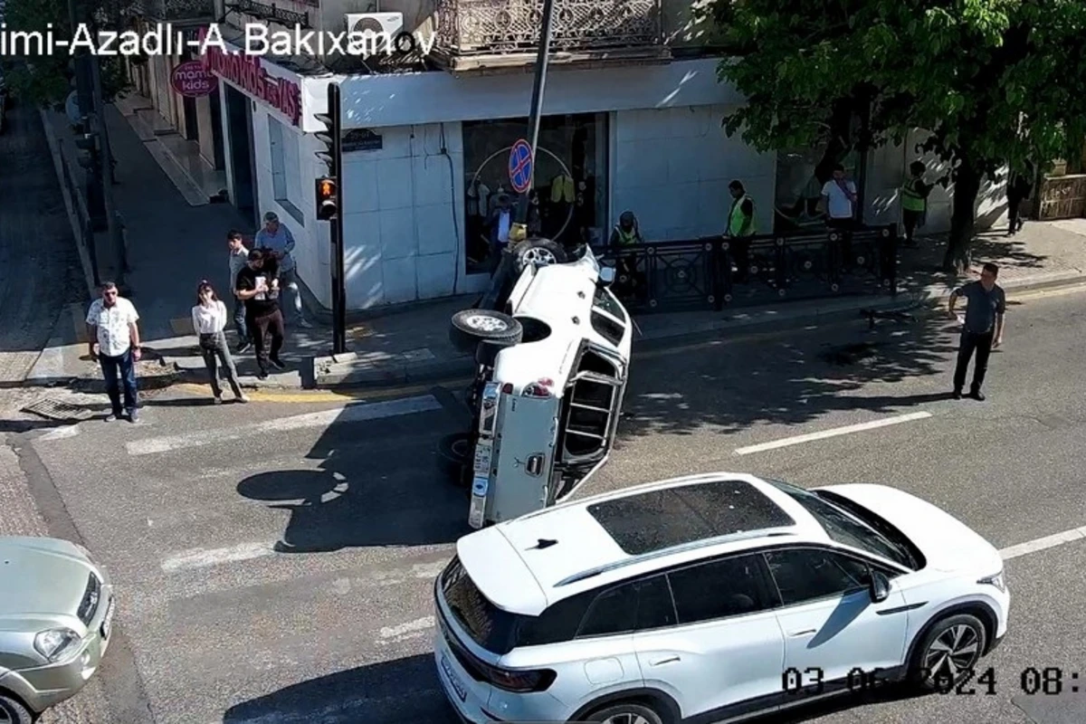 Перевернувшийся пикап спровоцировал транспортный коллапс в Баку - ОБНОВЛЕНО/ВИДЕО