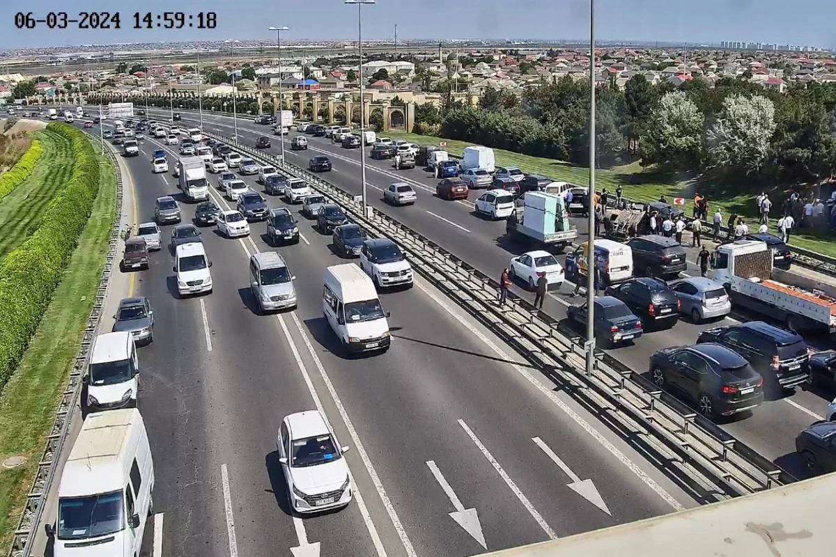 Sabunçuda yol qəzası: Yolda sıxlıq yarandı