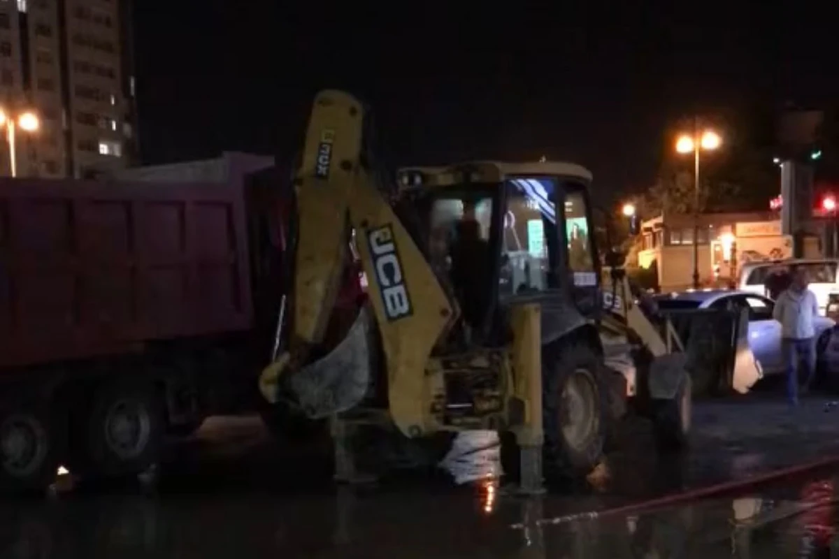 Bakıda yollar kanalizasiya sularına qərq oldu - FHN hərəkətə keçdi - VİDEO